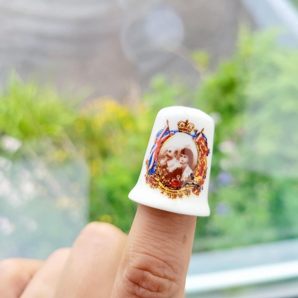 Vintage King Edward & Queen Alexandra Royal Family Collectible Thimble - Picture 2 of 7